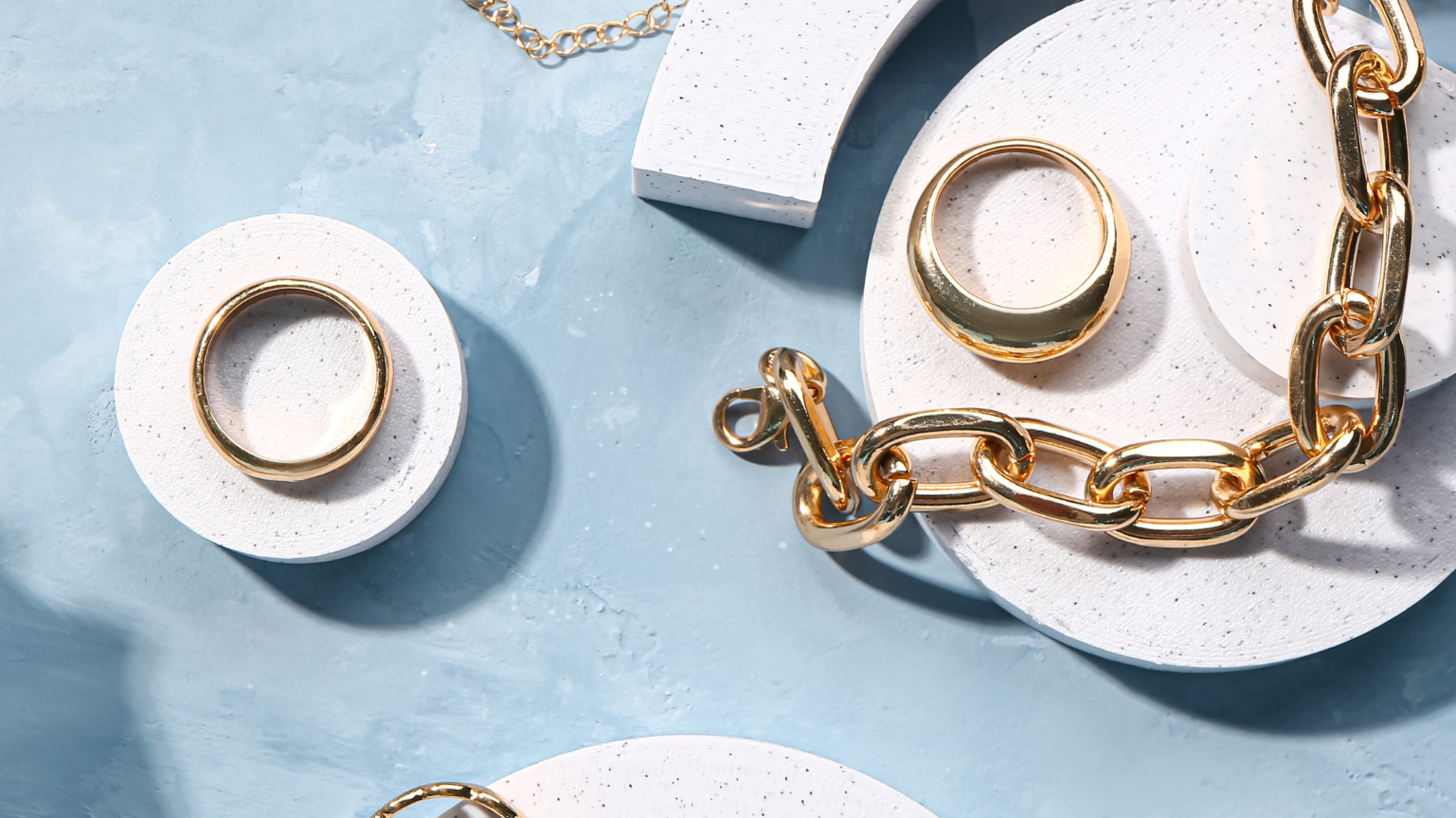 Auswahl von Schmuck Goldring, Goldohrringe, Goldkette auf weier Ablage