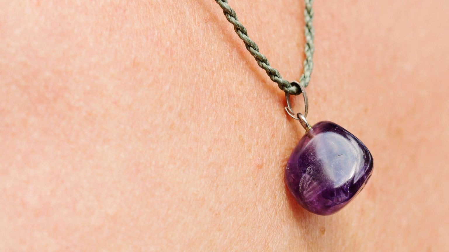 Halskette mit Amethyst-Anhaenger