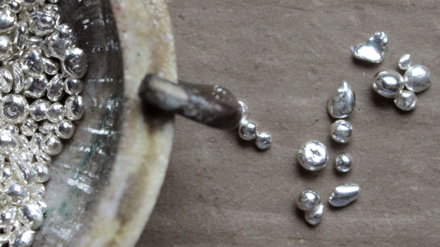 Krug mit Silberstuecken fuer Verarbeitung