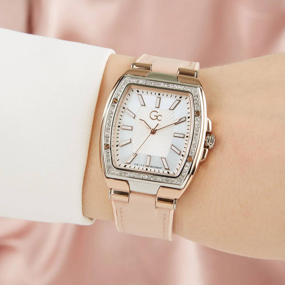 Guess Collection Damen Armbanduhr Couture Tonneau Y90003L1MF