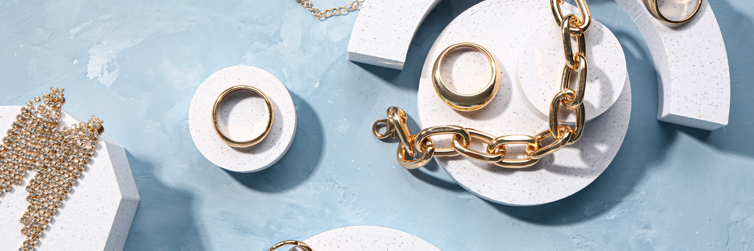 Auswahl von Schmuck Goldring, Goldohrringe, Goldkette auf weier Ablage