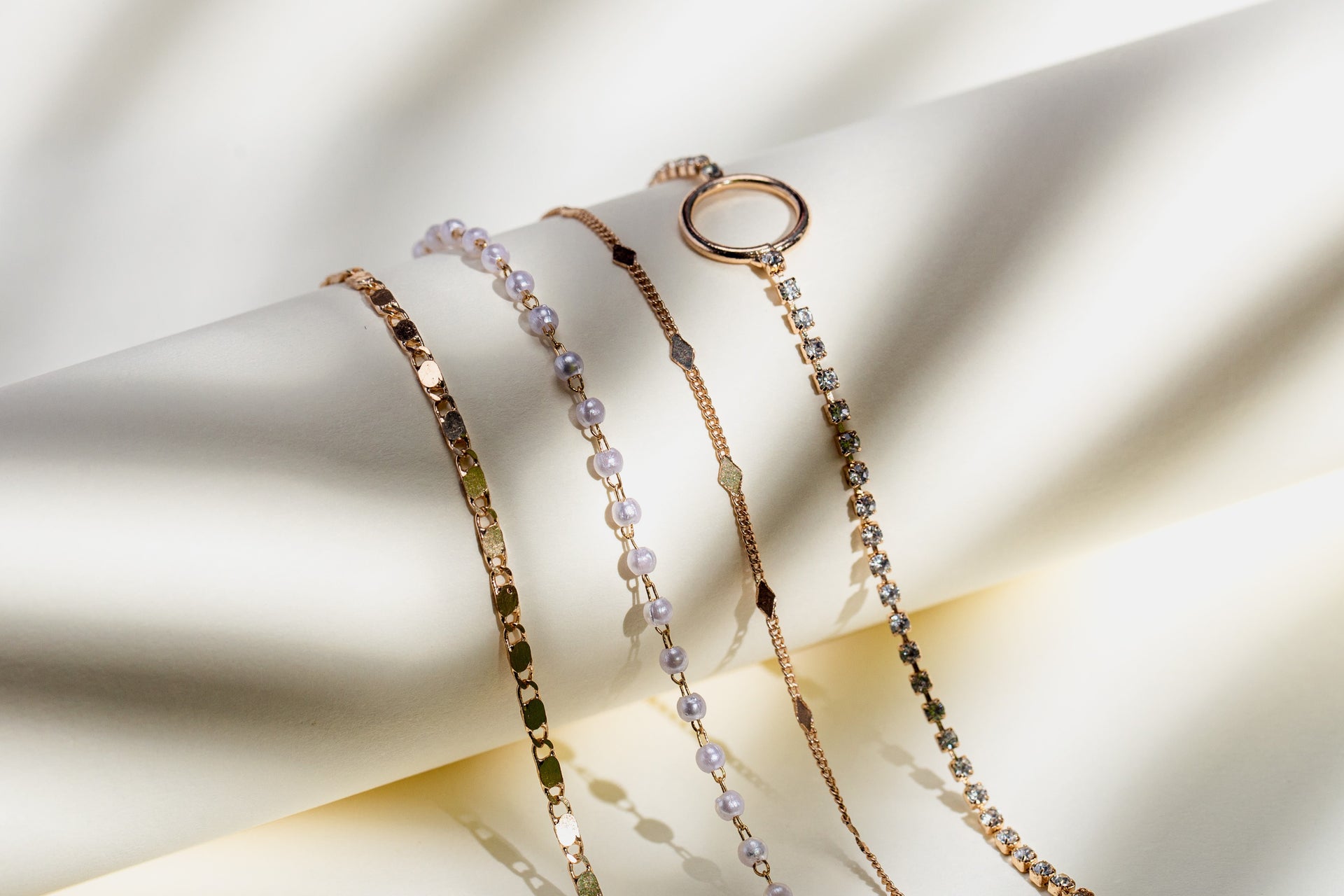 Goldarmbnder mit Perlen und Glitzersteinen