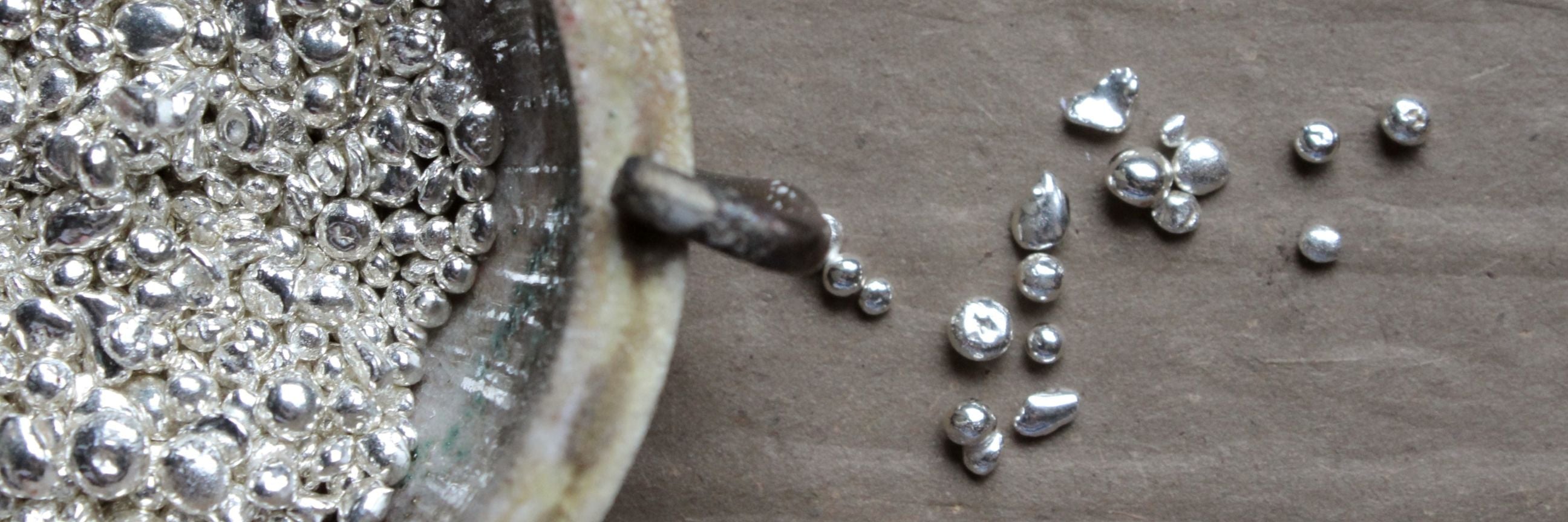 Krug mit Silberstuecken fuer Verarbeitung