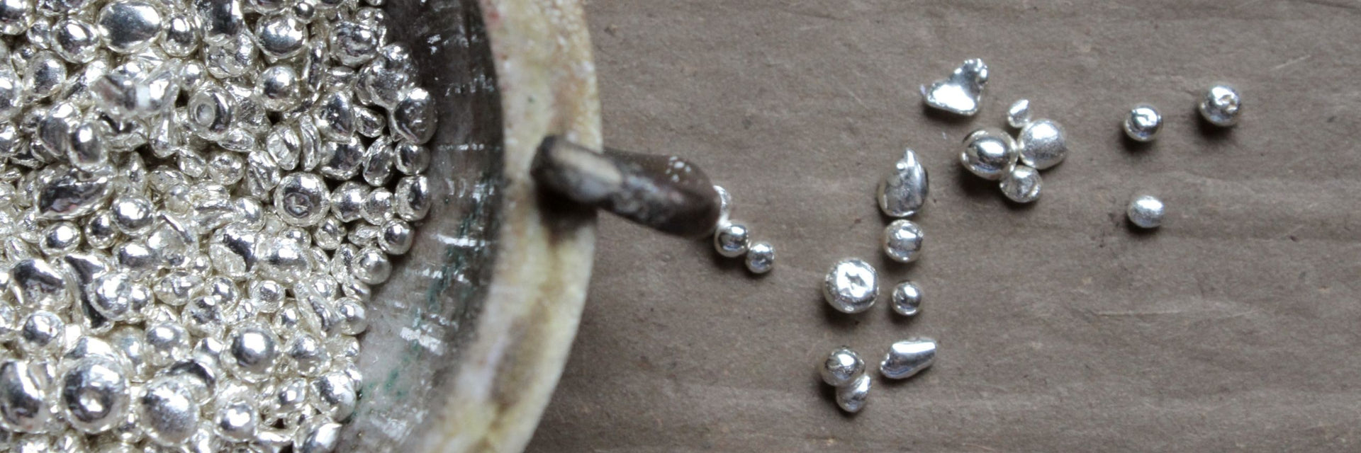 Krug mit Silberstuecken fuer Verarbeitung