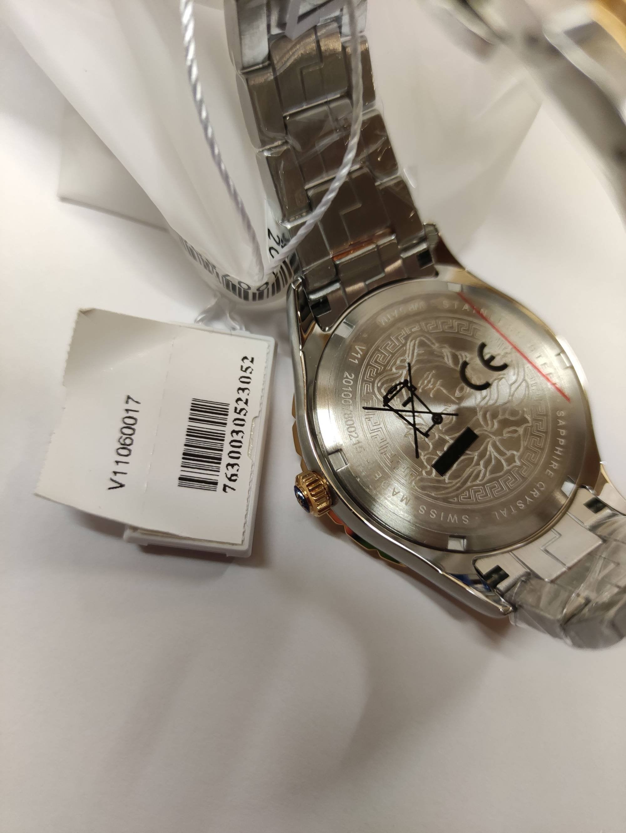 Versace Hellenyium GMT Herrenuhr Gold Silber Gehäuse Blaues Zifferblatt 42mm V11060017