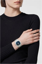 Versace Antares Damenuhr, Swiss Made Luxus-Designer-Uhr mit blauem, mattem Zifferblatt, 37 mm Edelstahlgehäuse, silbernes Armband, Faltschließe, 5 ATM