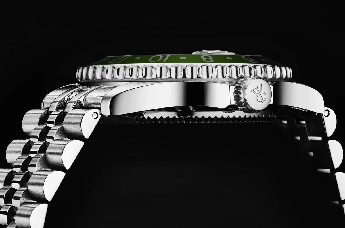 Revue Thommen Schweizer Armbanduhr Herren-Automatikuhr 'Diver' GMT mit schwarzem Zifferblatt und schwarzer Lünette, 17572.2238