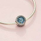 PANDORA Damen-Charm Himmelblauer Strahlenkranz der Herzen 925 Silber Kristall blau Brillantschliff - 791725NBS