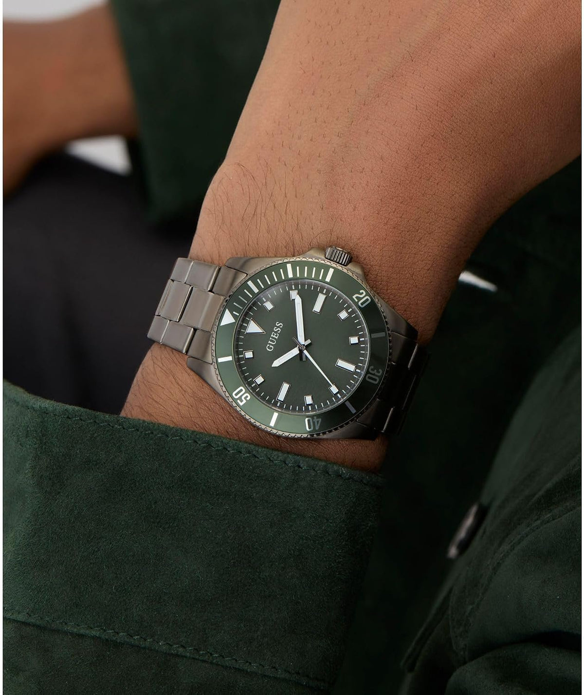 GUESS Armbanduhr Herren Dark Silver-Tone and Green Analog Watch Gunmetal Grün GW0968G3