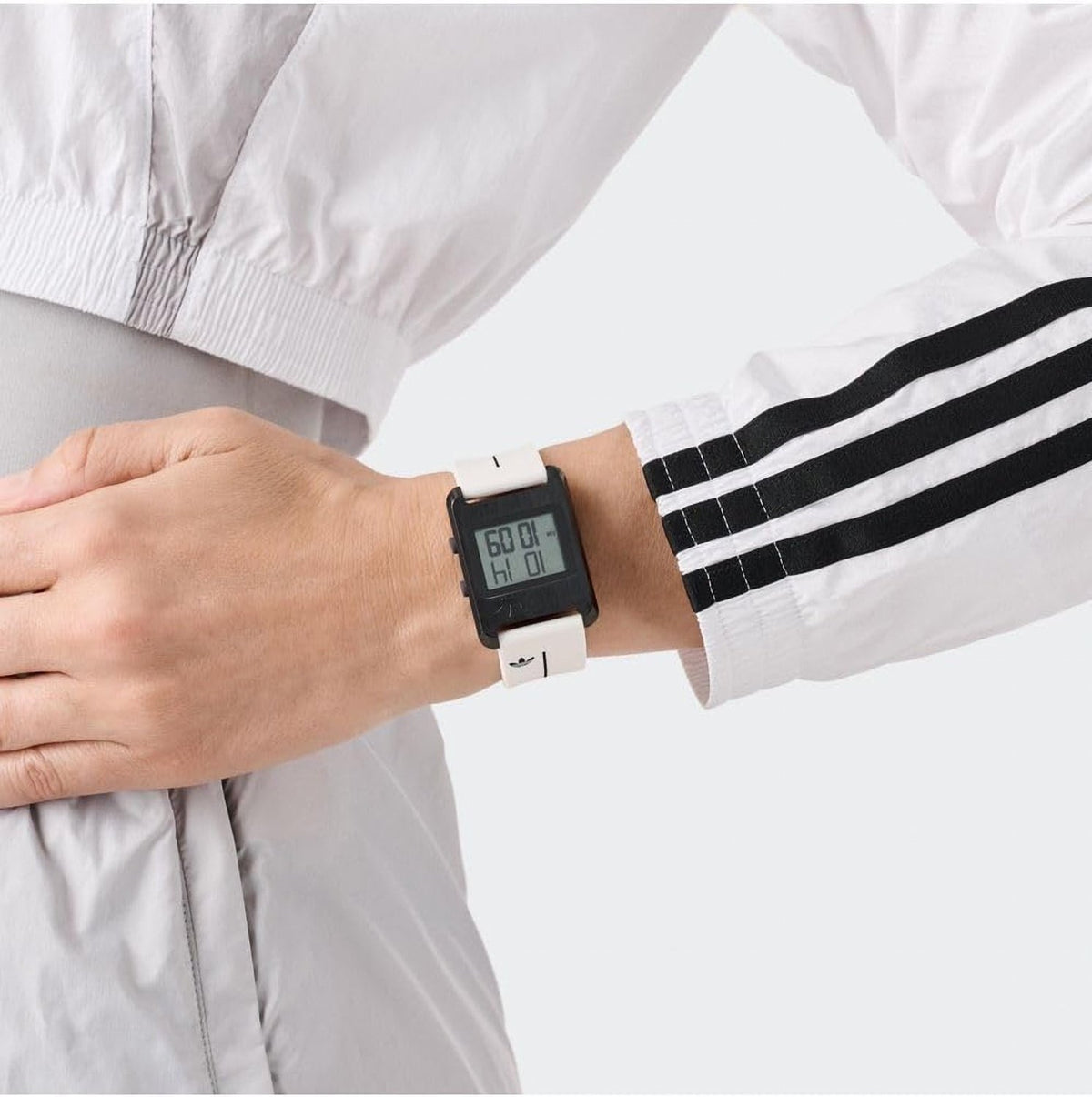 adidas Retro POP Three Unisex Digital Armbanduhr, Quarz, Edelstahl, 31 mm, Silikonarmband, Weiß, 3 bar, Digital LED-Display, AOST25536