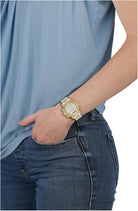 Versace Classic Round Chrono Collection Luxuriöse Damenuhr mit zweifarbigem Armband und silberfarbenem Zifferblatt