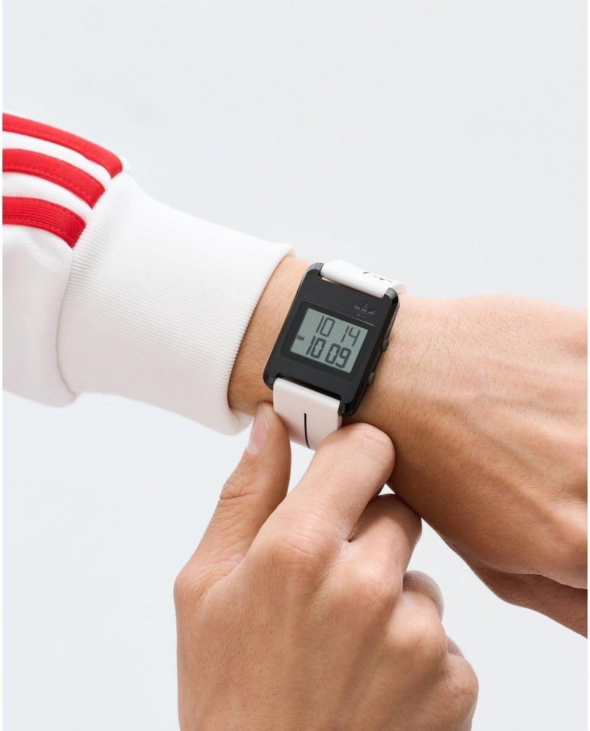 adidas Retro POP Three Unisex Digital Armbanduhr, Quarz, Edelstahl, 31 mm, Silikonarmband, Weiß, 3 bar, Digital LED-Display, AOST25536